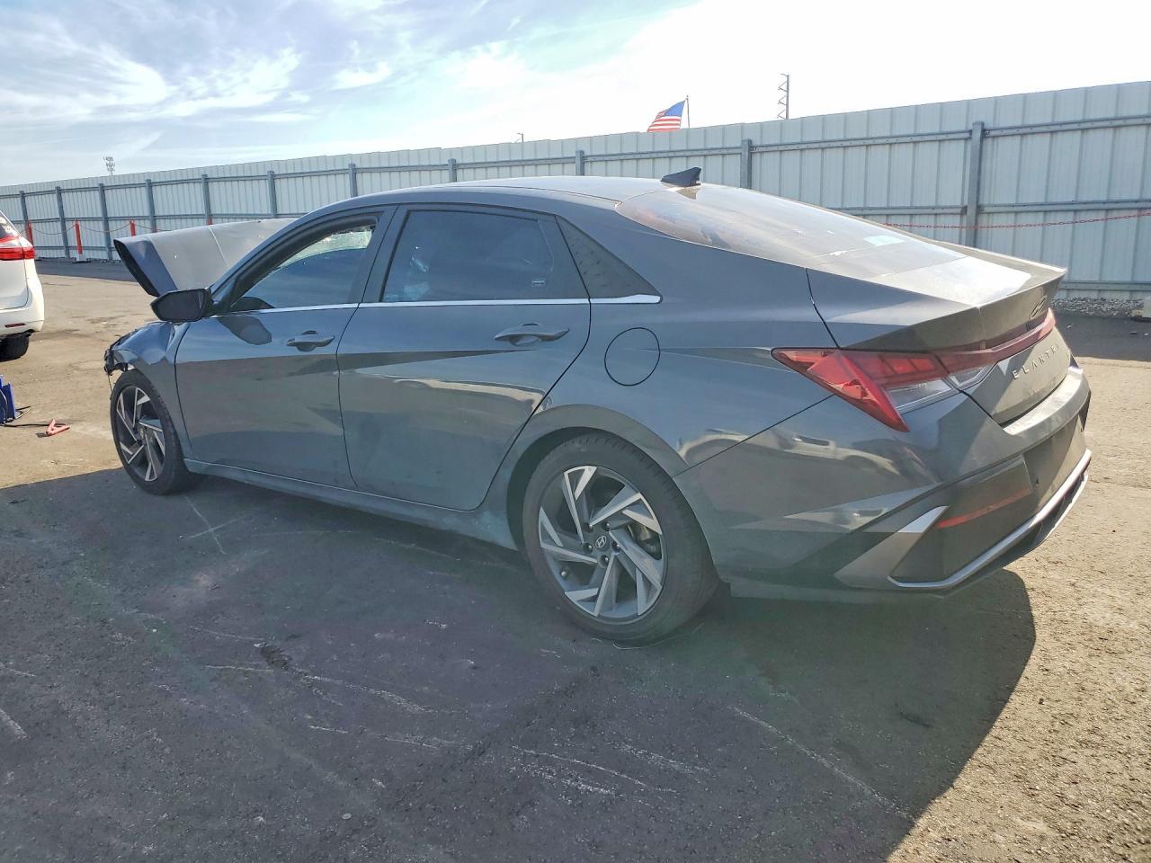 2024 Hyundai Elantra Limited - Фото 2