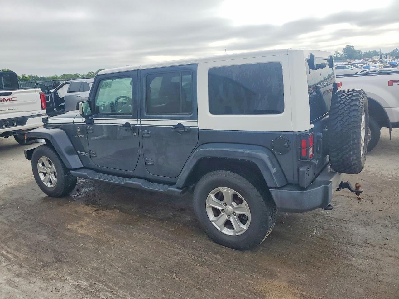 2017 Jeep Wrangler Unlimited Sahara - Фото 2