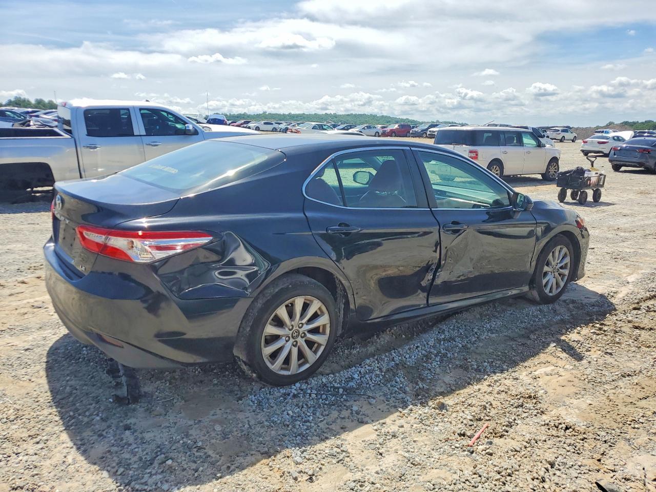 2018 Toyota Camry Le - Фото 3