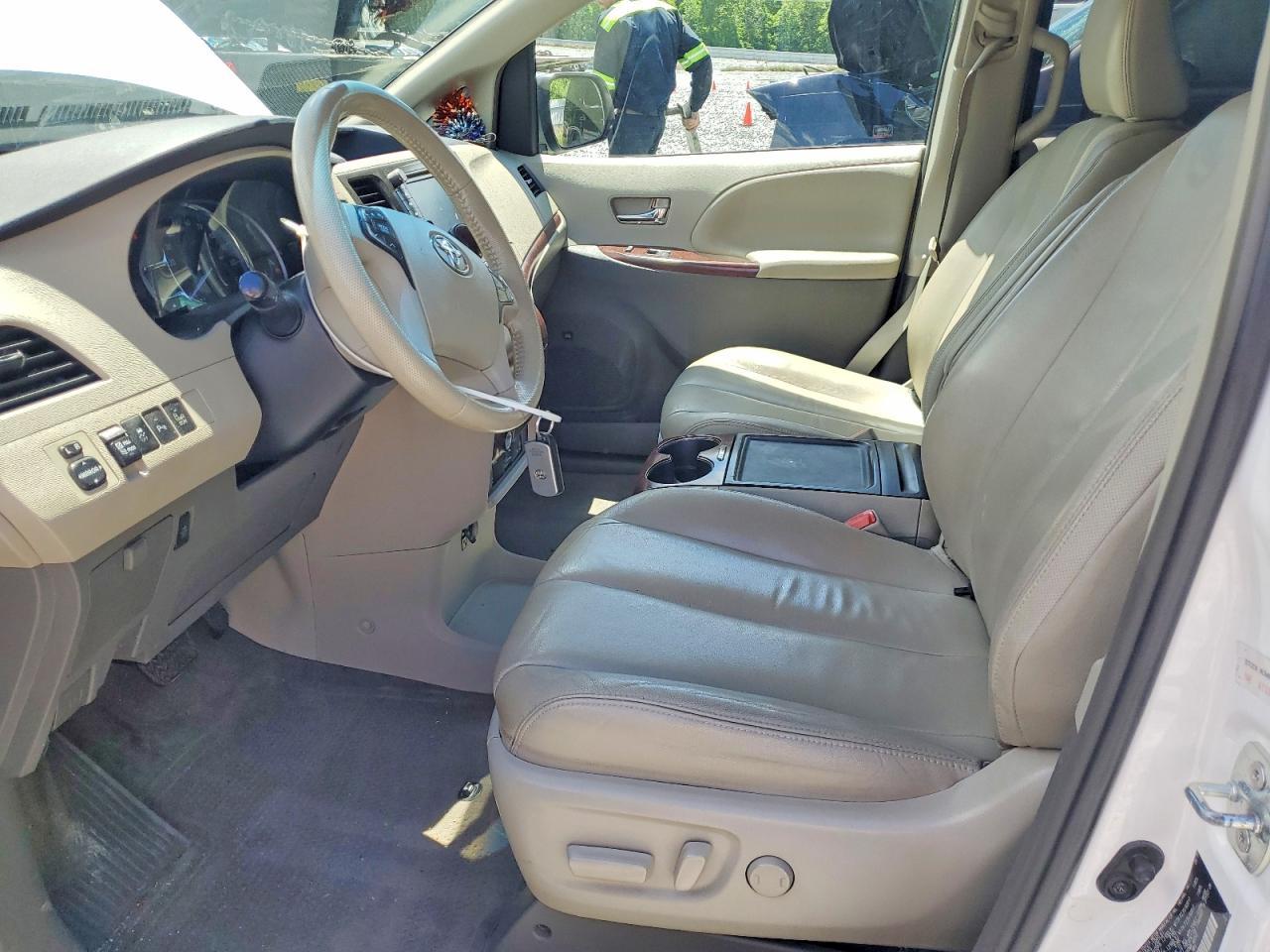 2014 Toyota Sienna Xle 8-Passenger - Фото 7