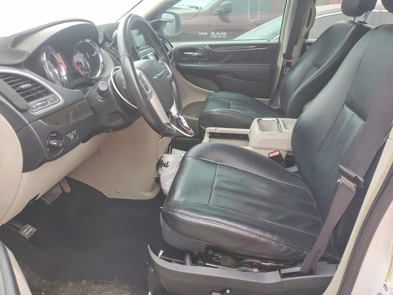 2016 Chrysler Town & Country Touring - Фото 7