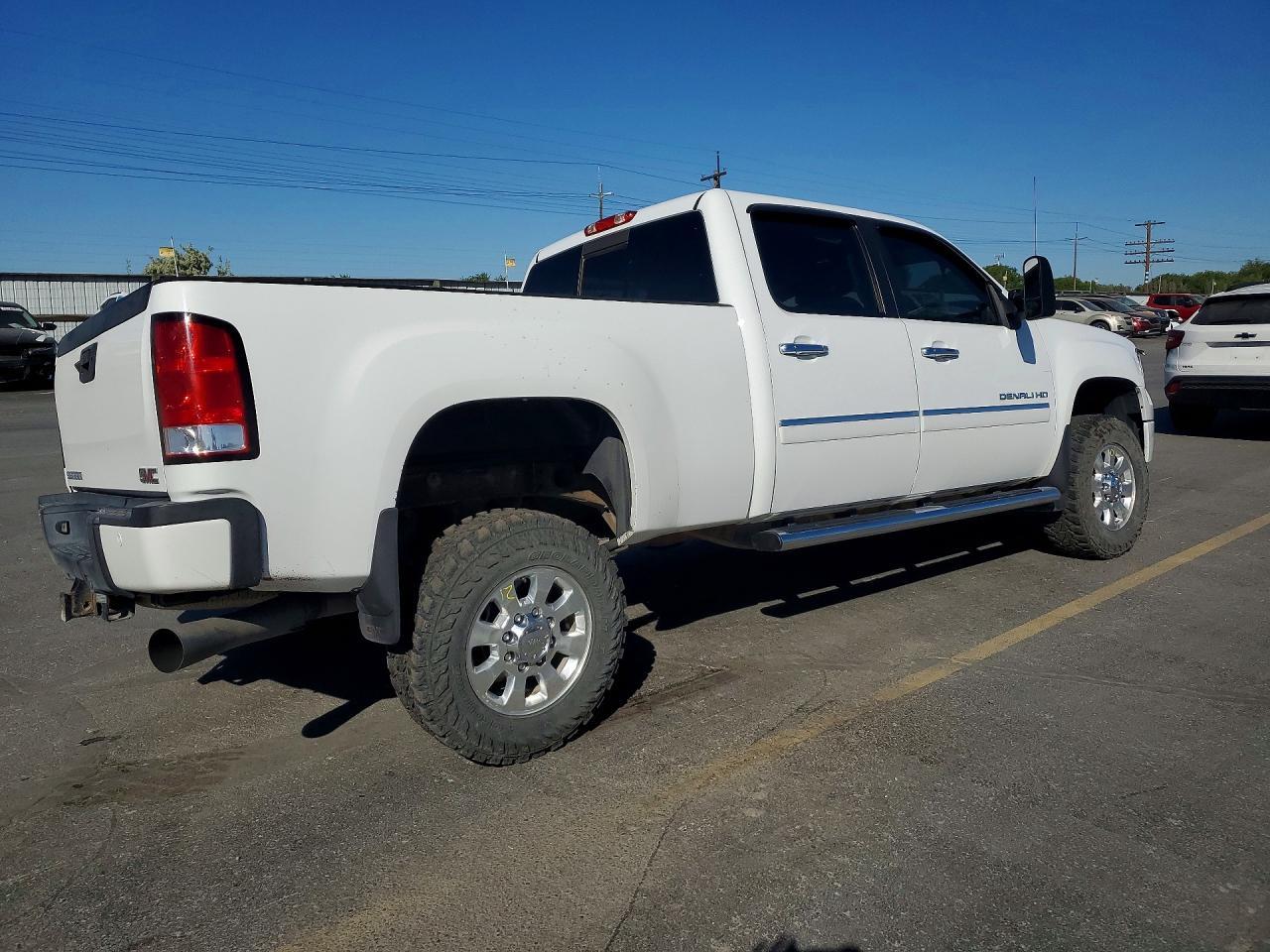 2014 GMC Sierra K2500 Denali - Image 3