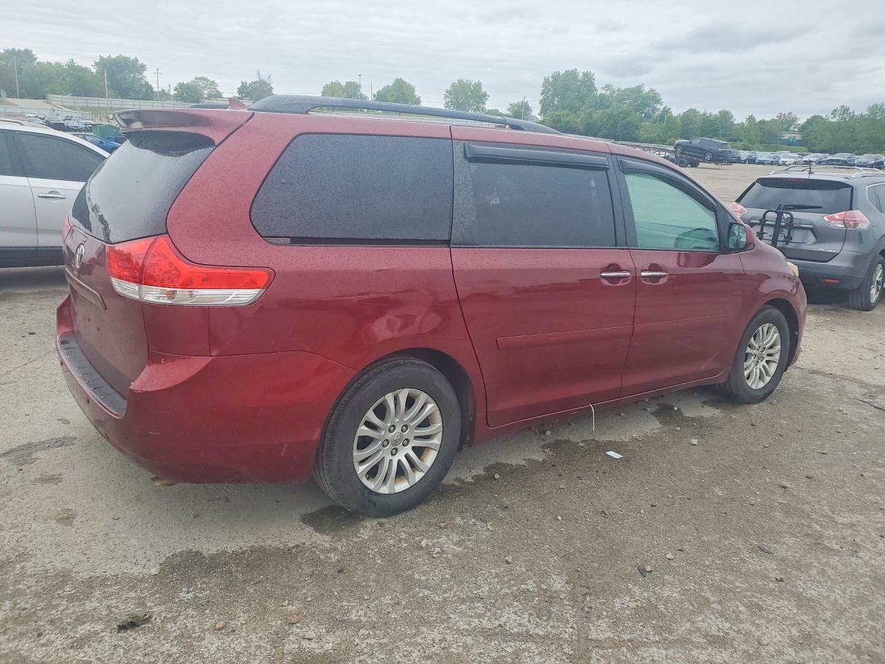 2013 Toyota Sienna - Image 3