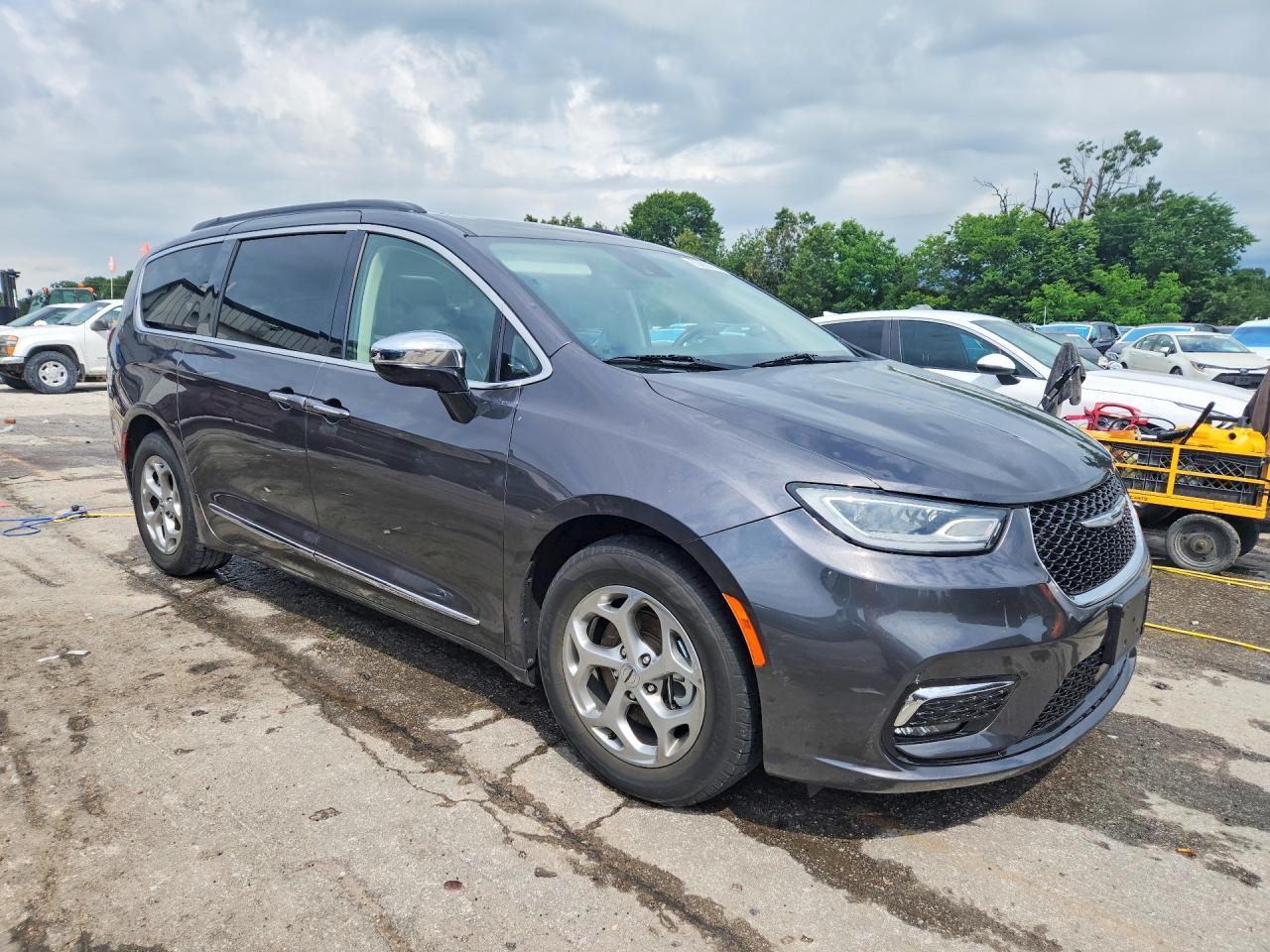 2023 Chrysler Pacifica Limited - Image 4