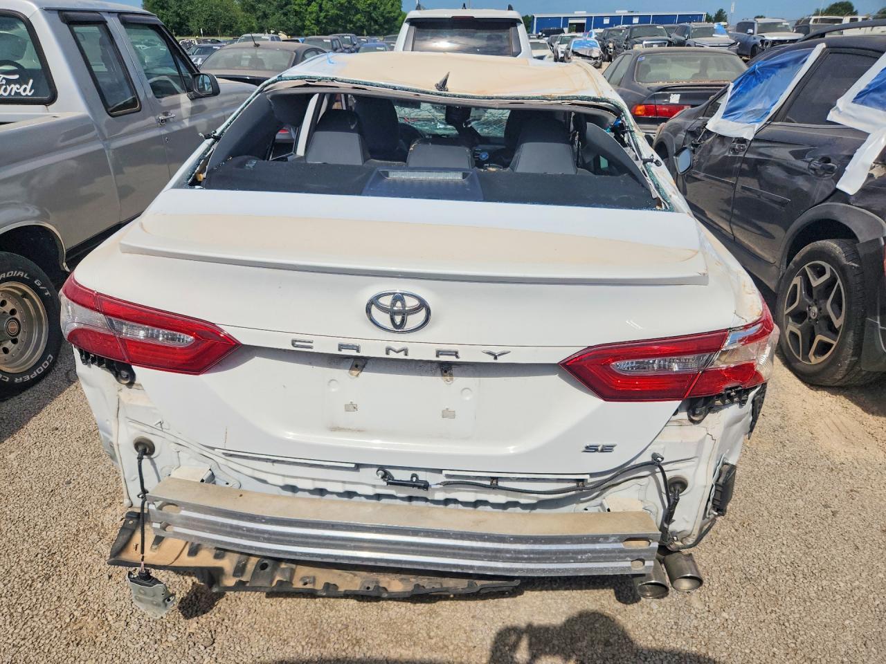 2020 Toyota Camry Se - Фото 6
