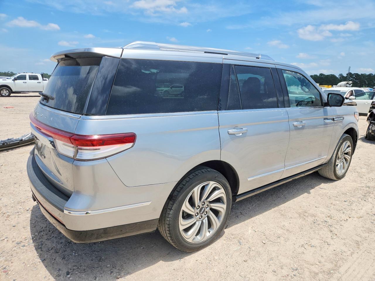 2022 Lincoln Navigator Reserve - Image 3