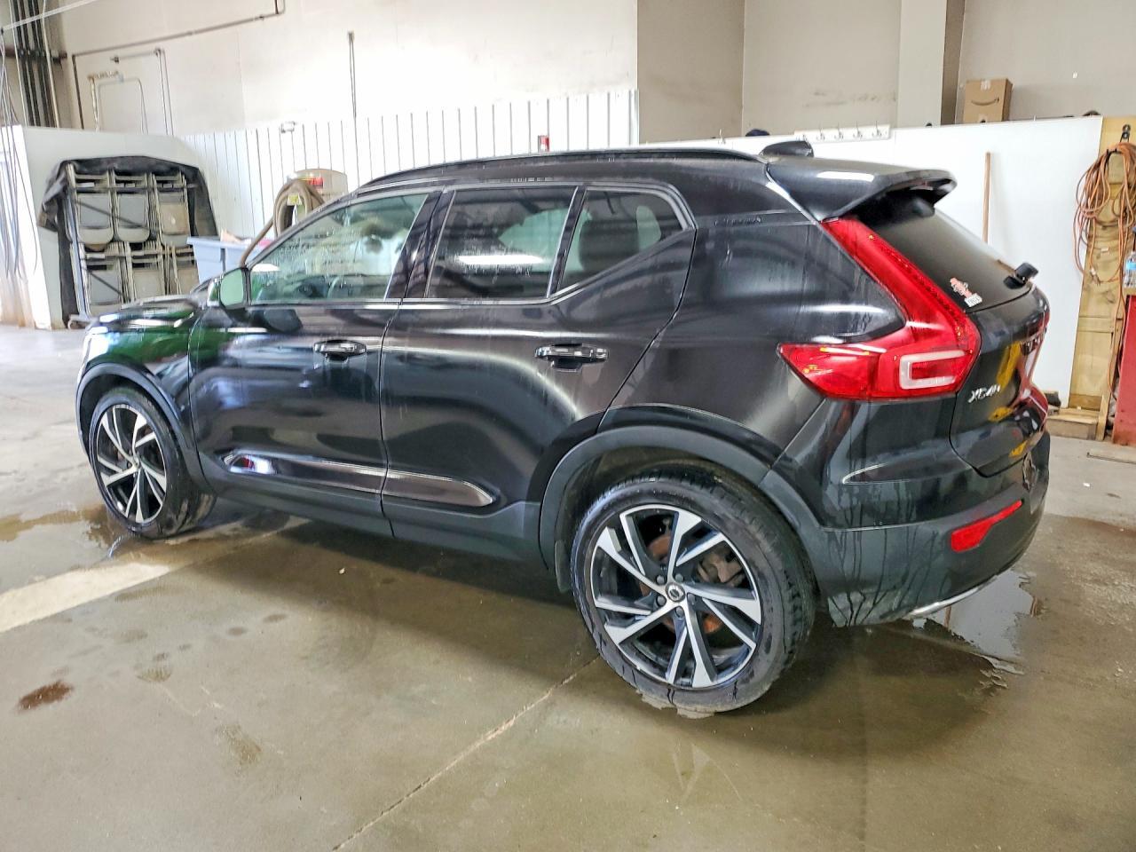 2020 Volvo Xc40 T5 R-Design - Image 2