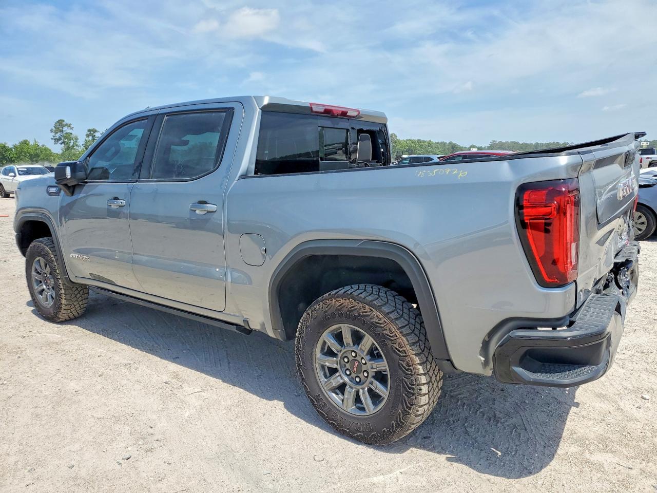 2026 GMC Sierra K1500 At4X - Фото 2
