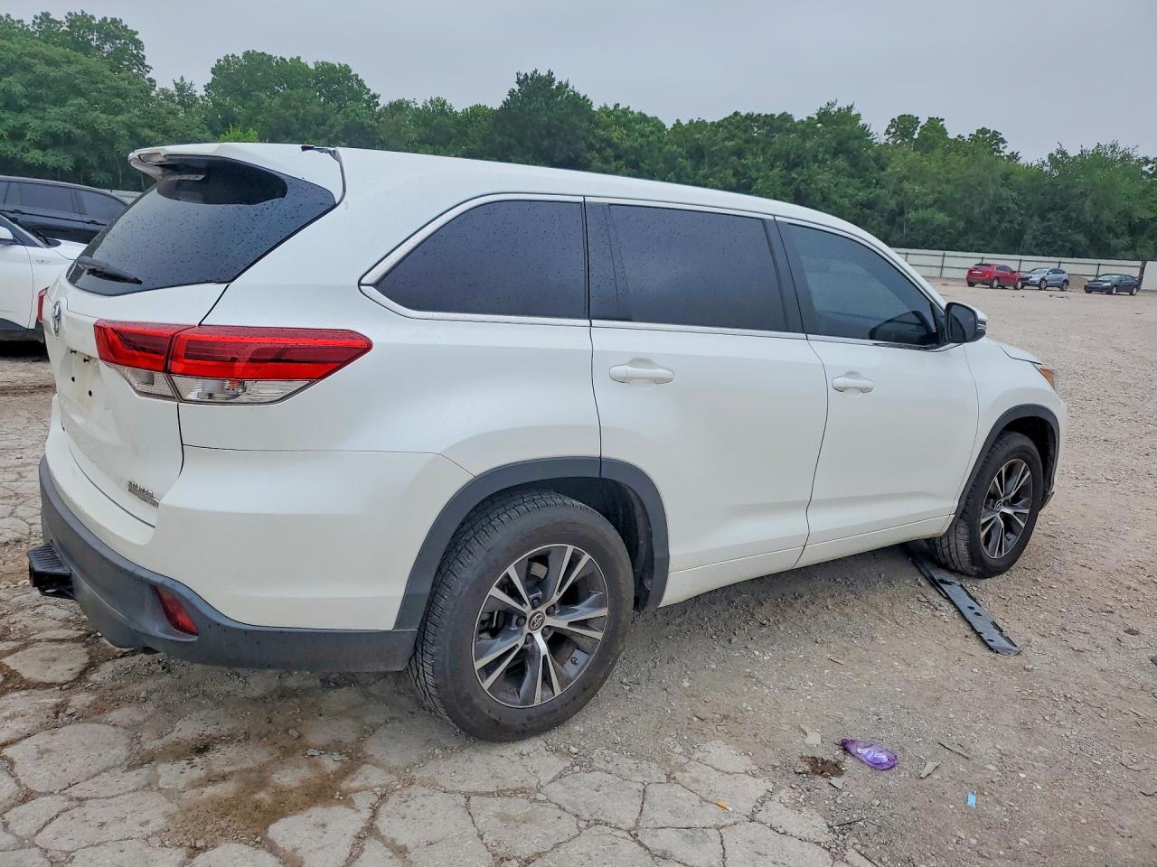 2017 Toyota Highlander Le - Image 3