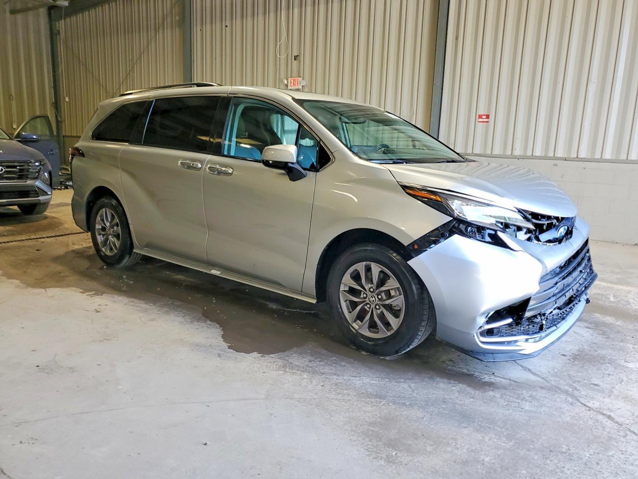 2023 Toyota Sienna Xle - Image 4