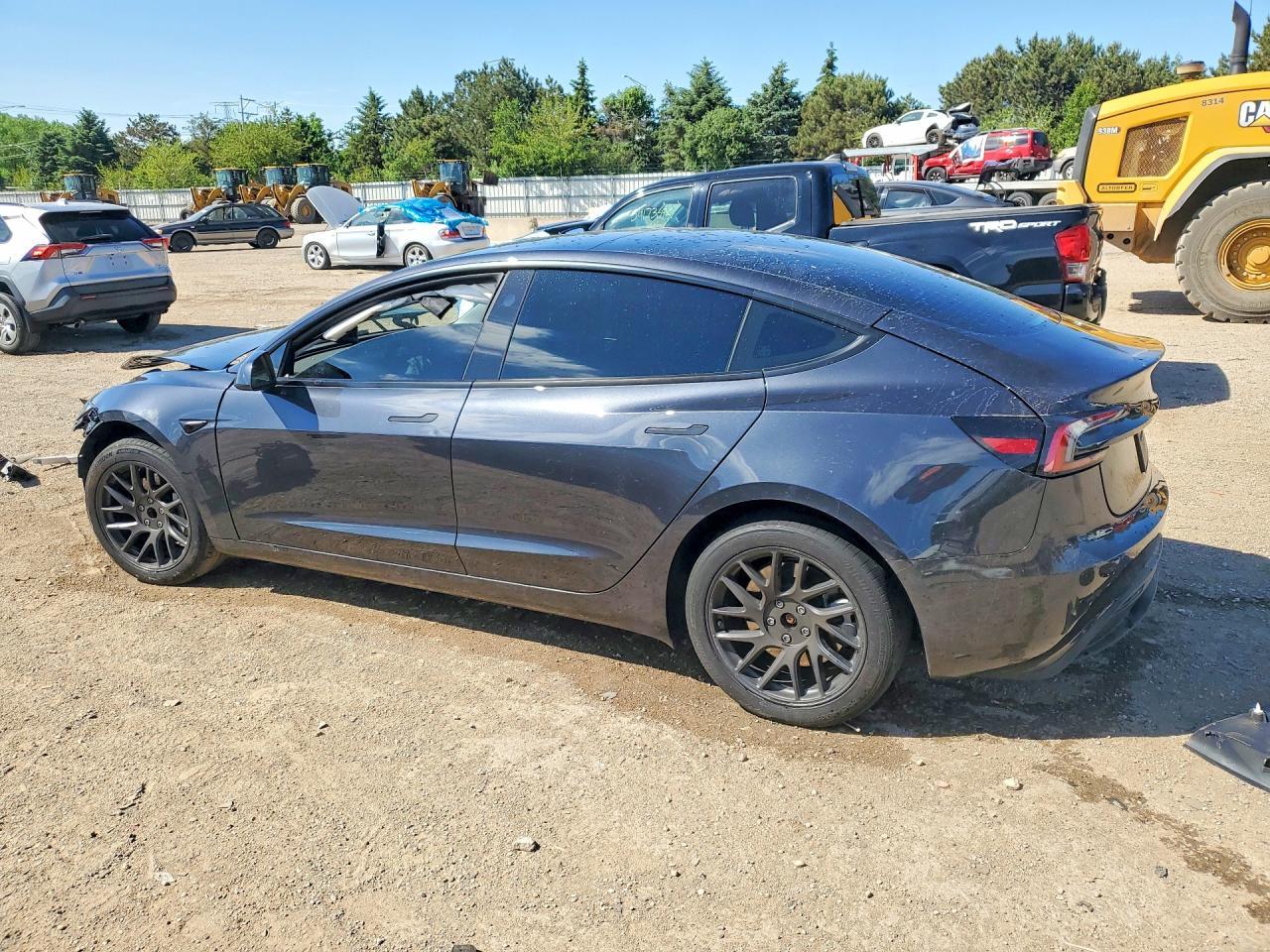 2025 Tesla Model 3 - Фото 2