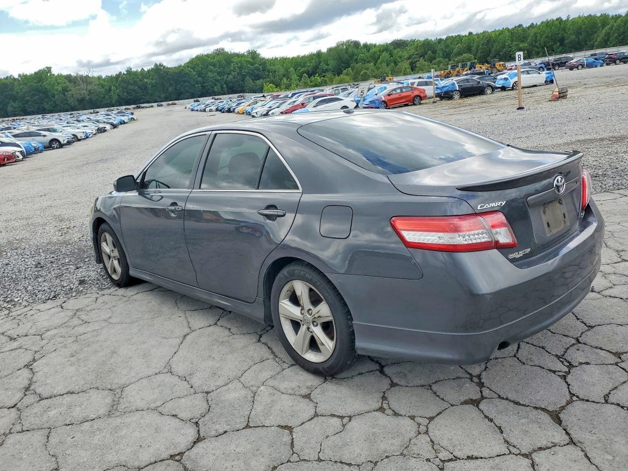2011 Toyota Camry Se - Фото 2