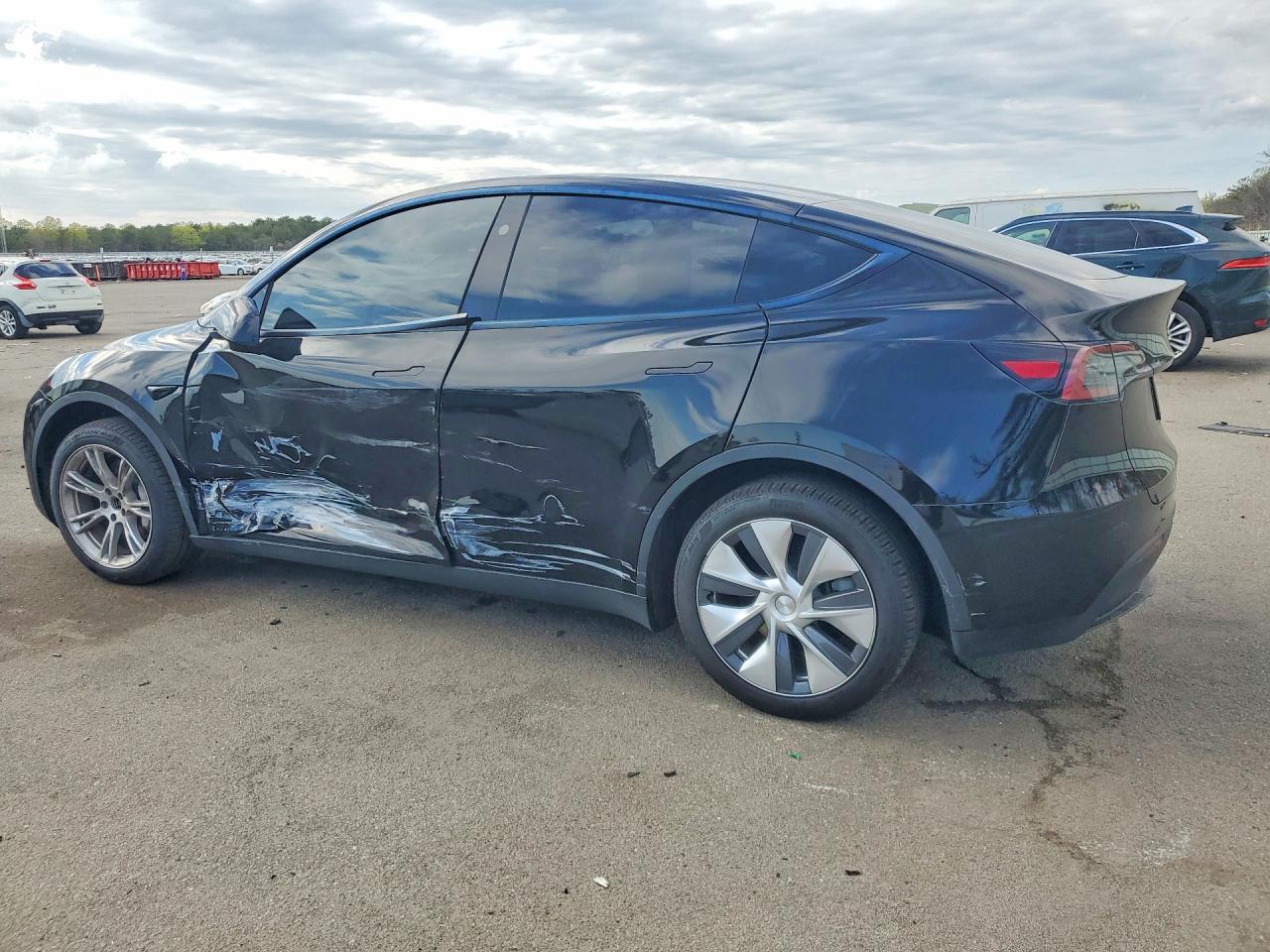 2024 Tesla Model Y - Фото 2