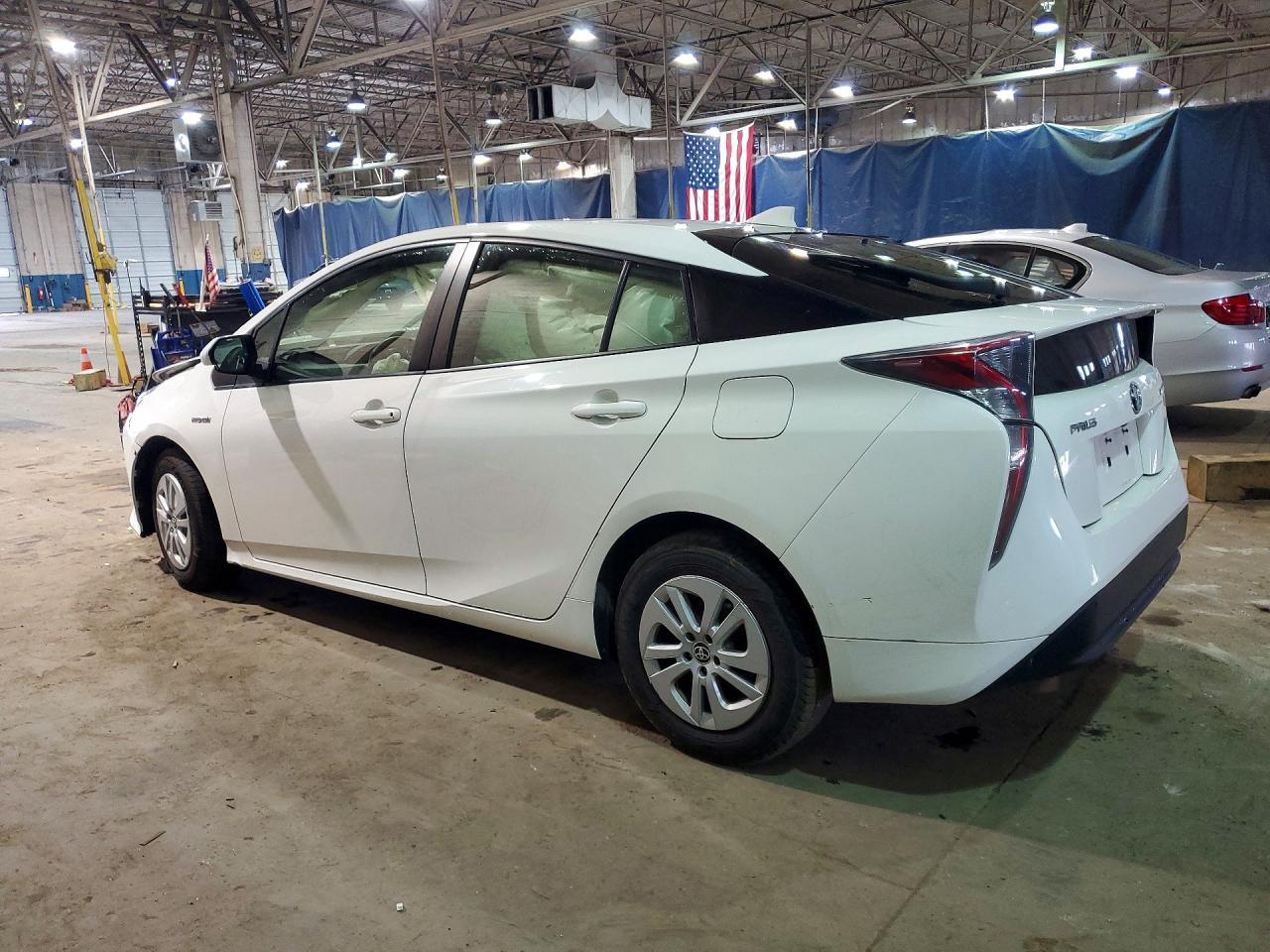 2016 Toyota Prius Two - Фото 2