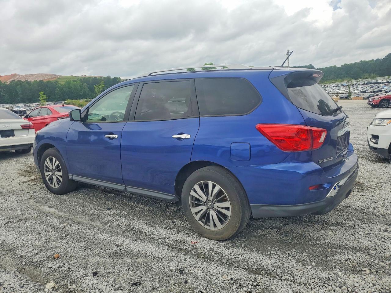 2018 Nissan Pathfinder S - Image 2