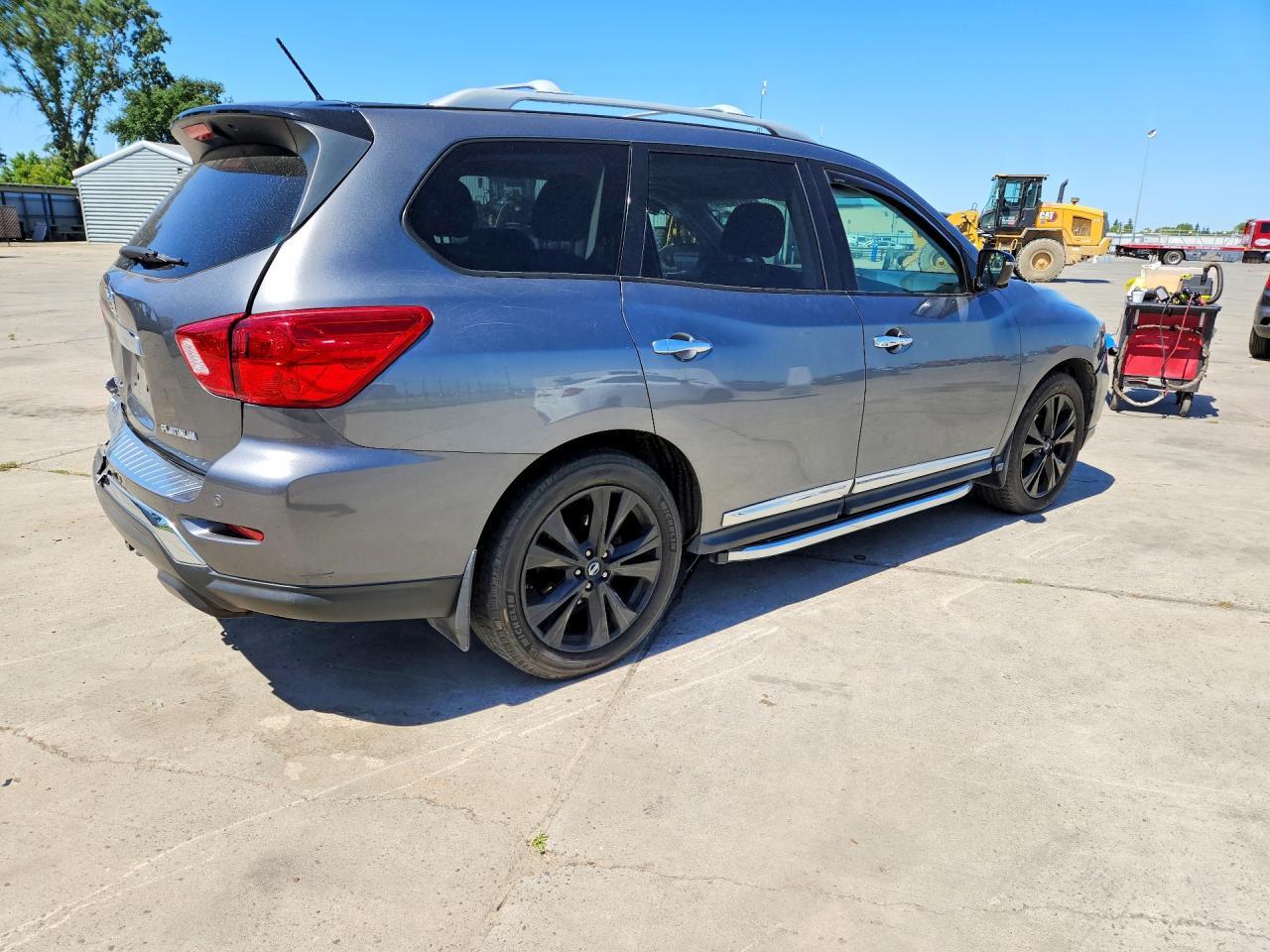 2017 Nissan Pathfinder Platinum - Фото 3