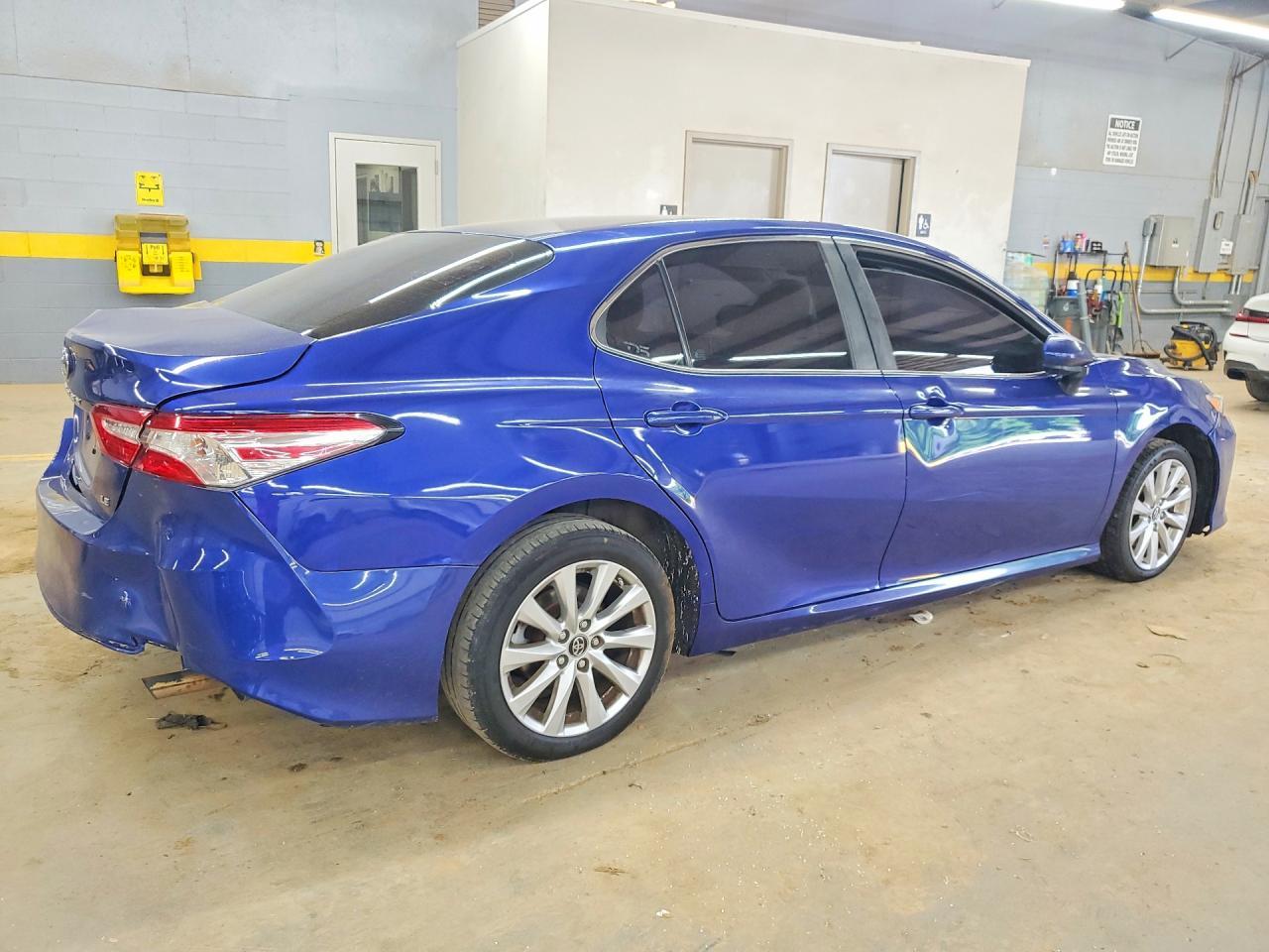 2018 Toyota Camry Le - Фото 3