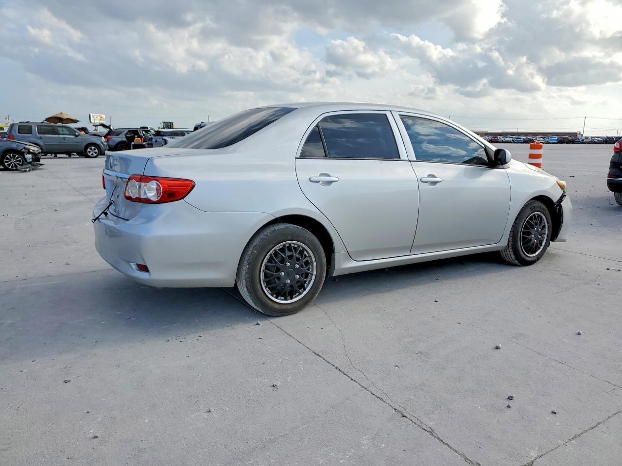 2013 Toyota Corolla L - Фото 3