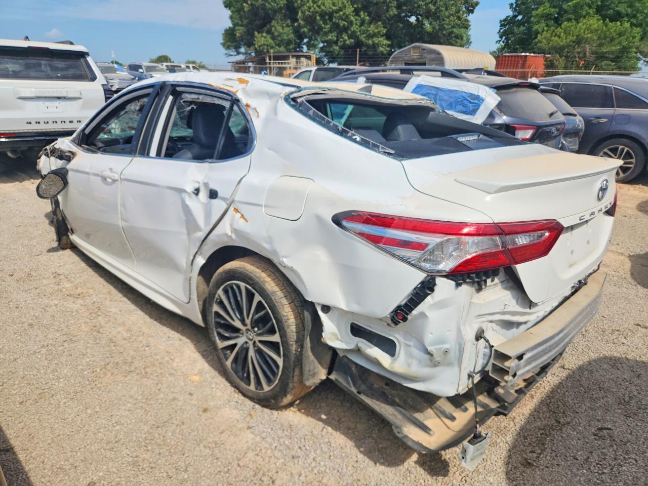 2020 Toyota Camry Se - Фото 2