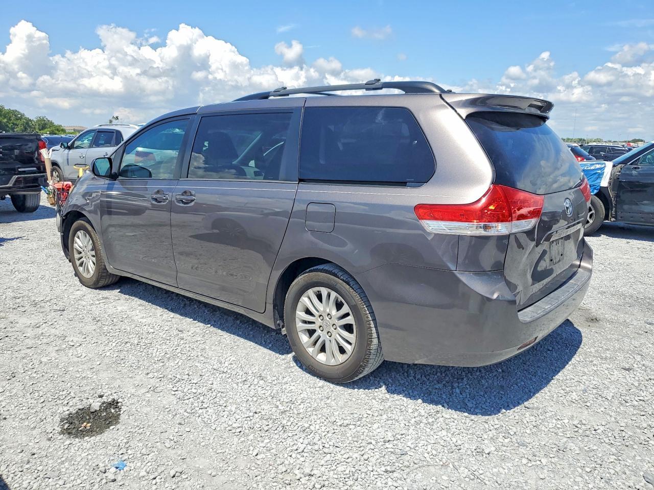 2013 Toyota Sienna Xle 8-Passenger - Image 2