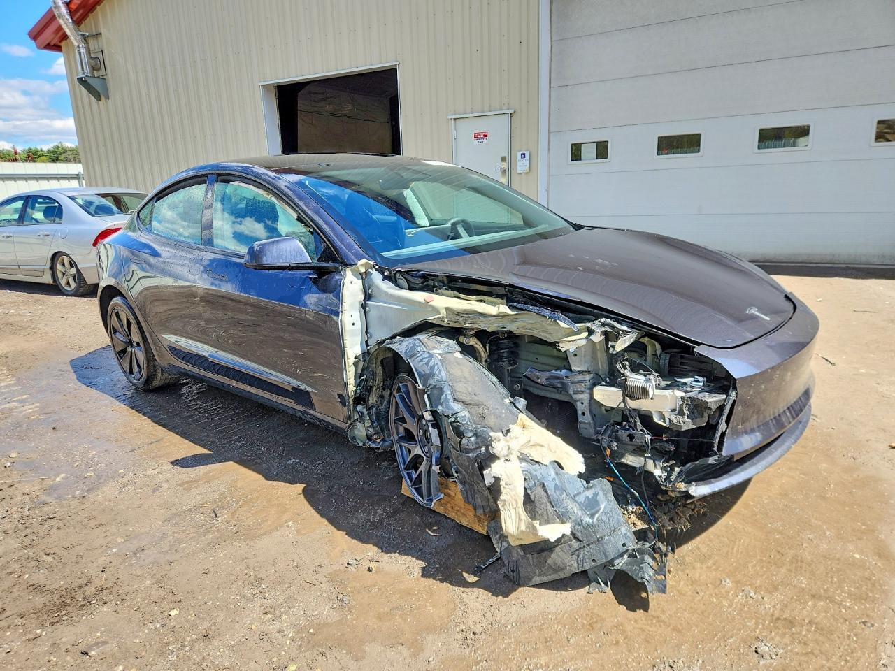 2025 Tesla Model 3 - Фото 4