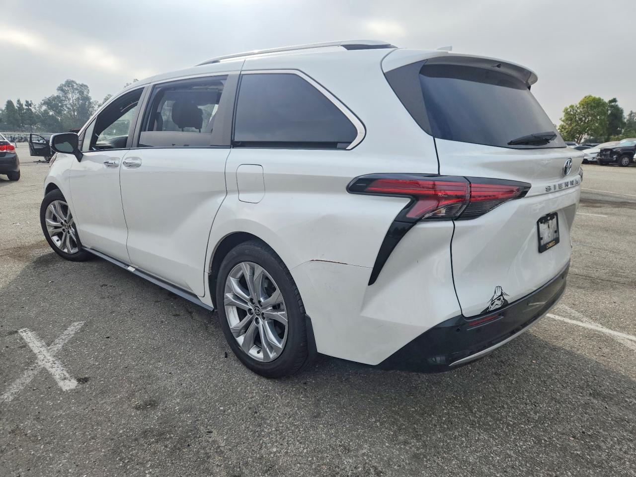 2023 Toyota Sienna Platinum 7-Passenger - Фото 2