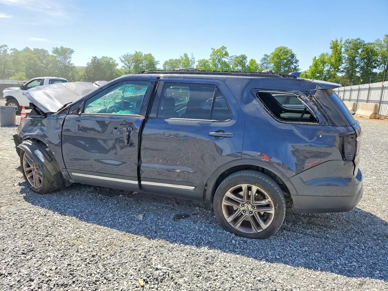2017 Ford Explorer Xlt - Image 2