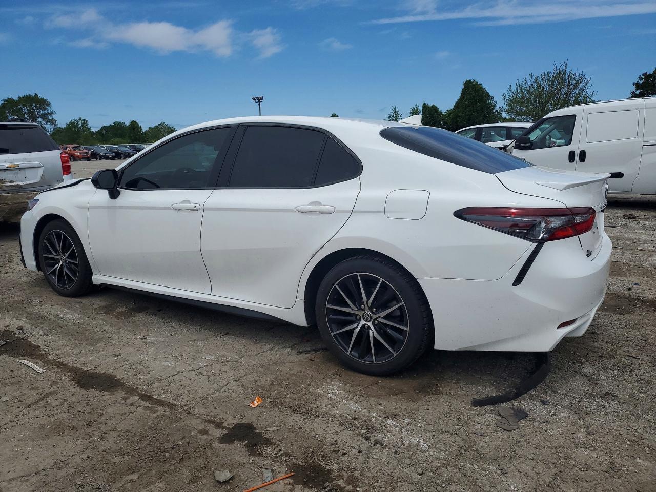 2022 Toyota Camry Se - Image 2