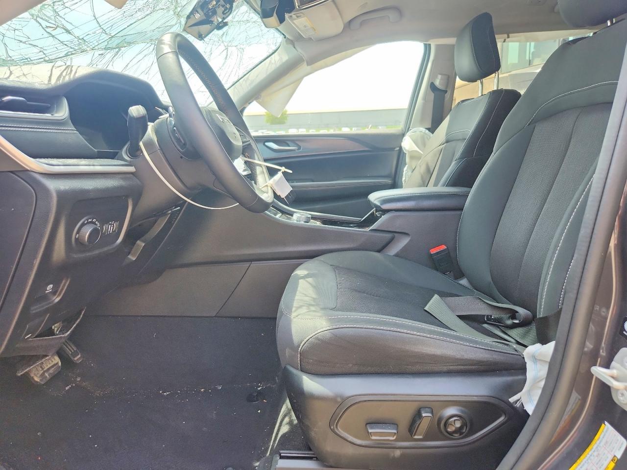 2023 Jeep Grand Cherokee Laredo - Image 7