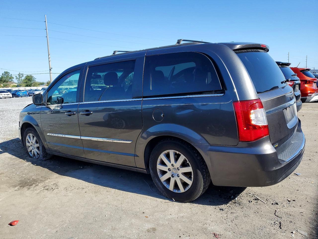 2016 Chrysler Town & Country Touring - Фото 2