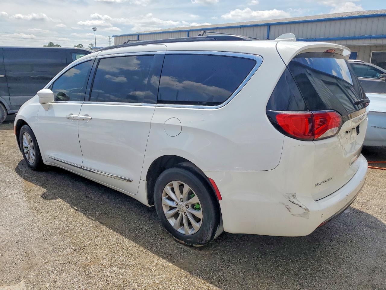 2017 Chrysler Pacifica Touring L - Image 2