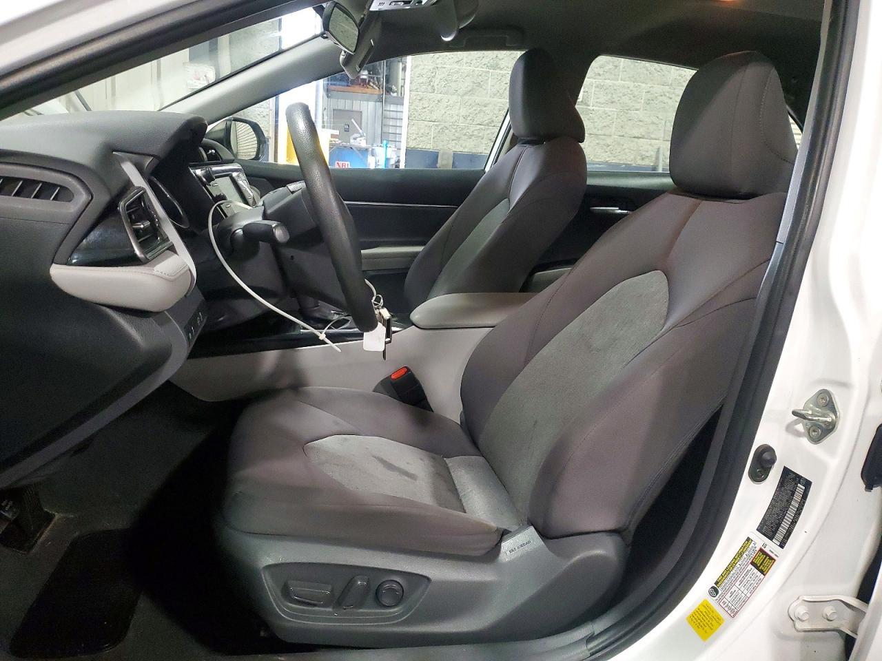 2020 Toyota Camry Le - Фото 7