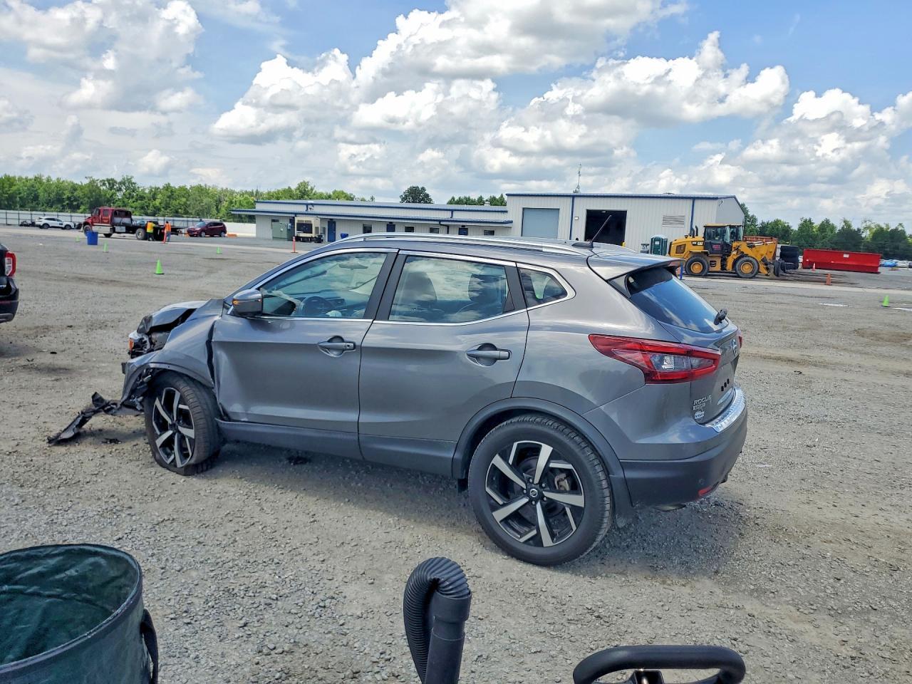 2022 Nissan Rogue Sport Sl - Image 2
