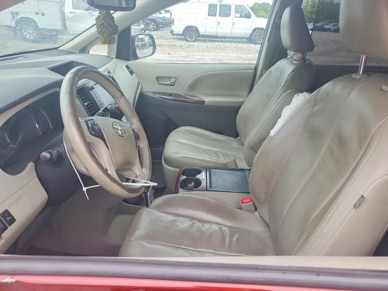 2013 Toyota Sienna - Image 7