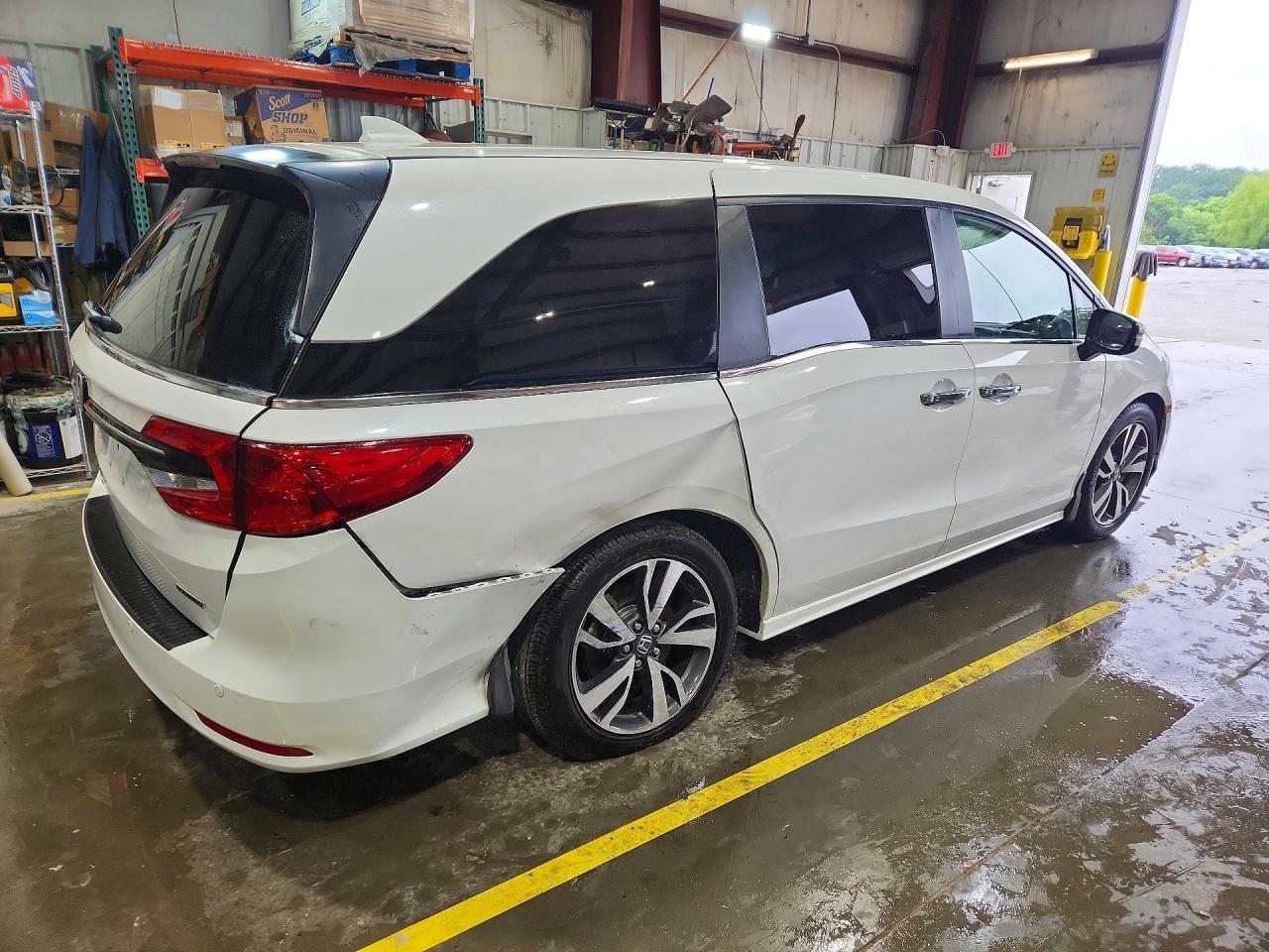 2023 Honda Odyssey Touring - Image 3
