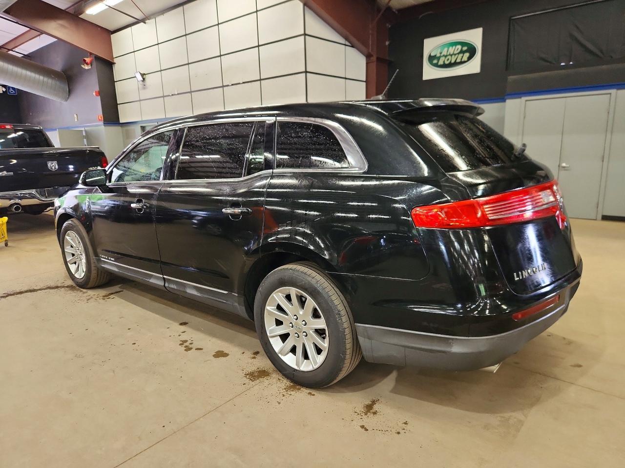 2014 Lincoln Mkt - Image 2