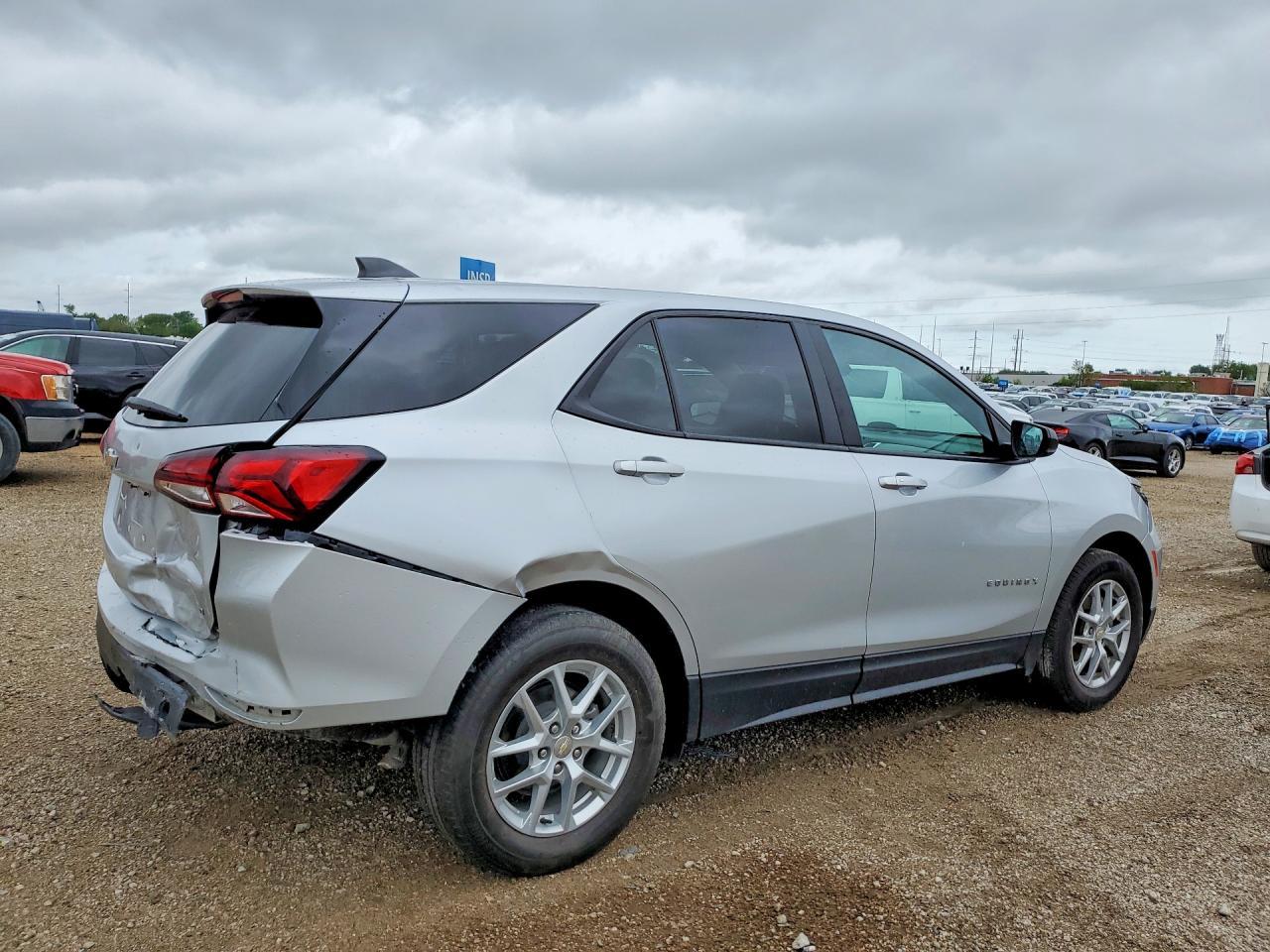 2022 Chevrolet Equinox Ls - Image 3