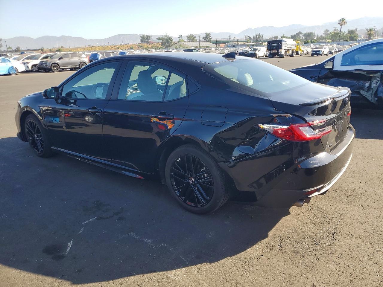 2025 Toyota Camry Se - Фото 2