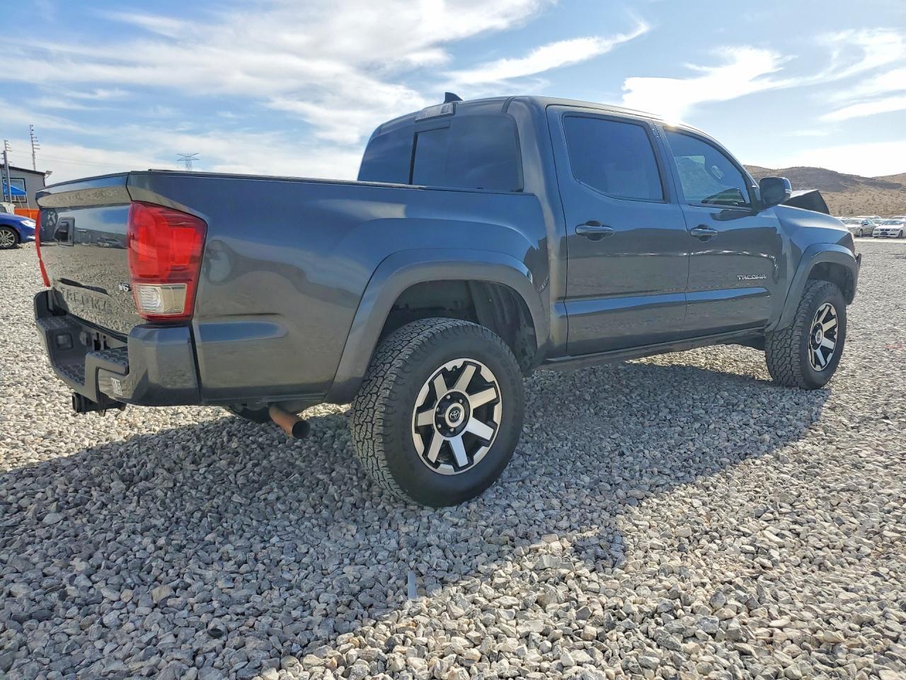 2017 Toyota Tacoma Sr5 V6 - Image 3