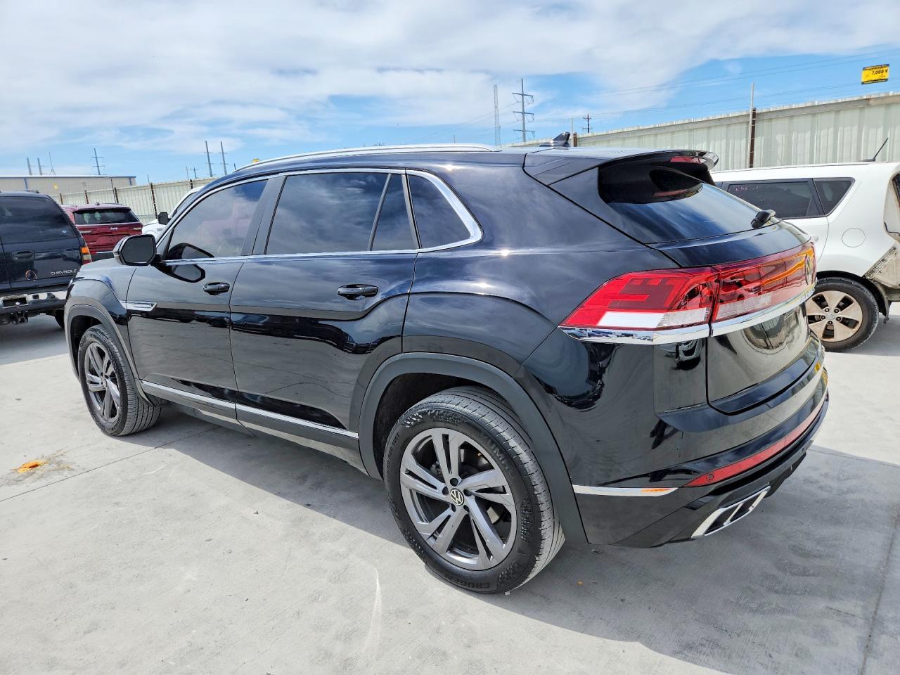 2024 Volkswagen Atlas Cross Sport Sel R-Line - Image 2