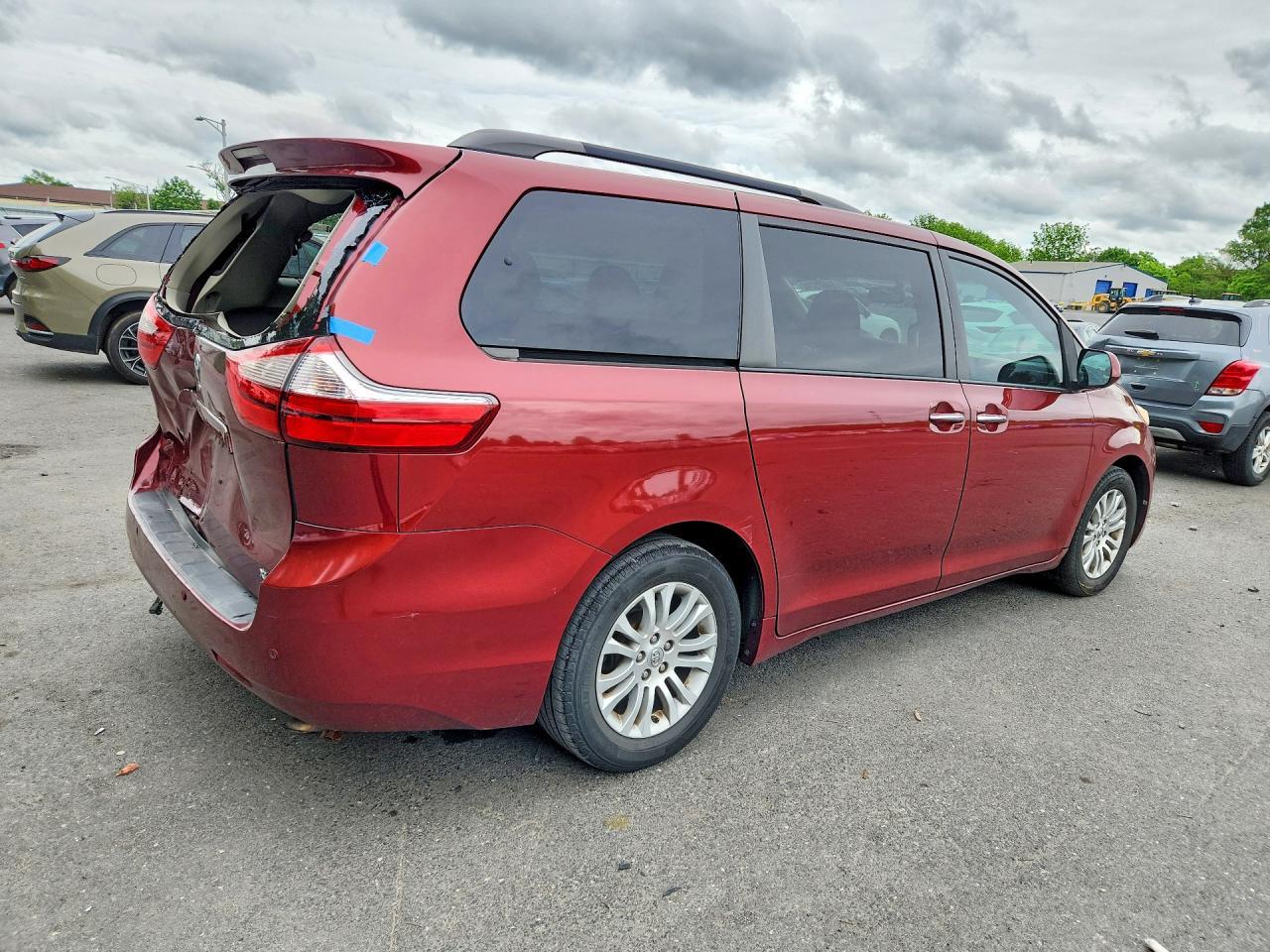 2016 Toyota Sienna Xle 8-Passenger - Image 3