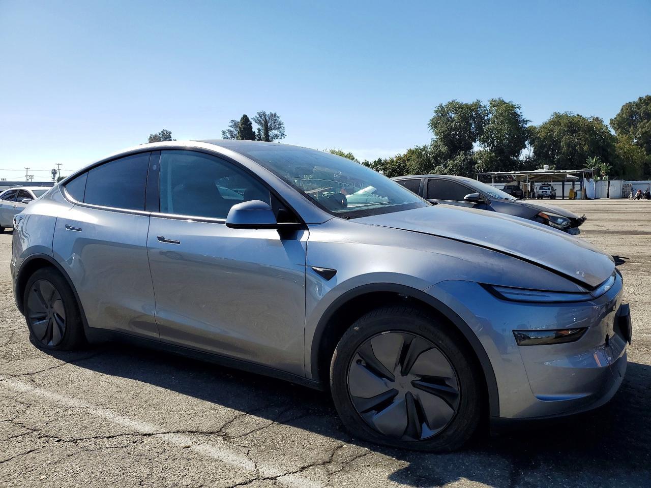 2026 Tesla Model Y - Фото 4