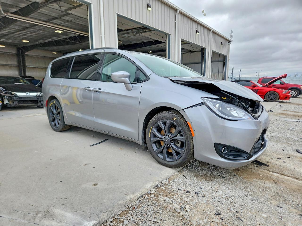 2020 Chrysler Pacifica Touring - Image 4