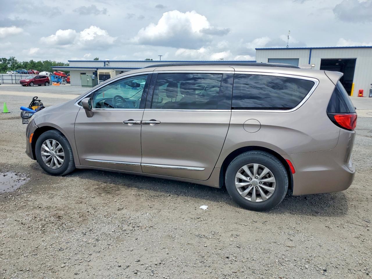 2017 Chrysler Pacifica Touring L - Фото 2