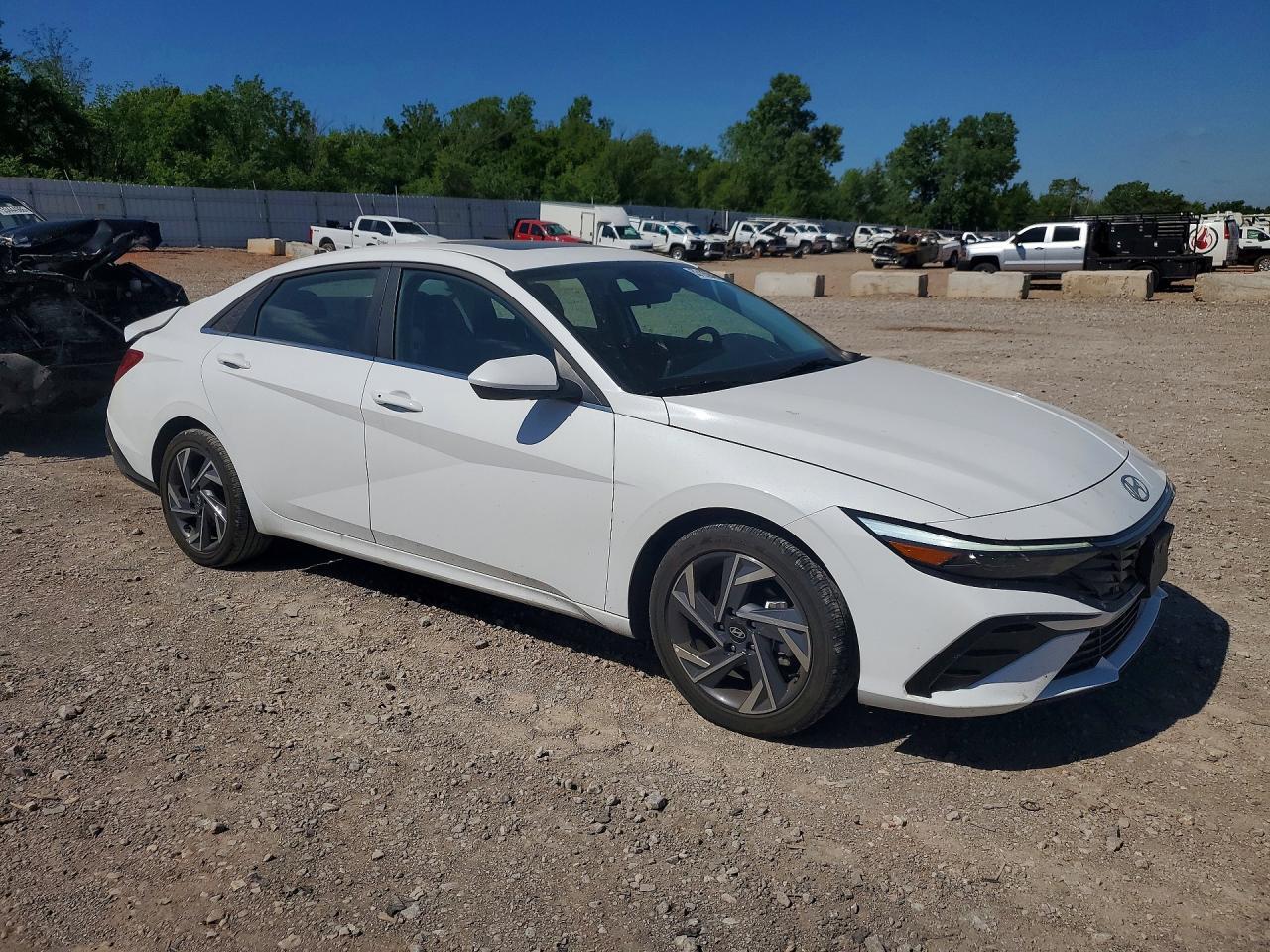 2025 Hyundai Elantra Sel - Image 4
