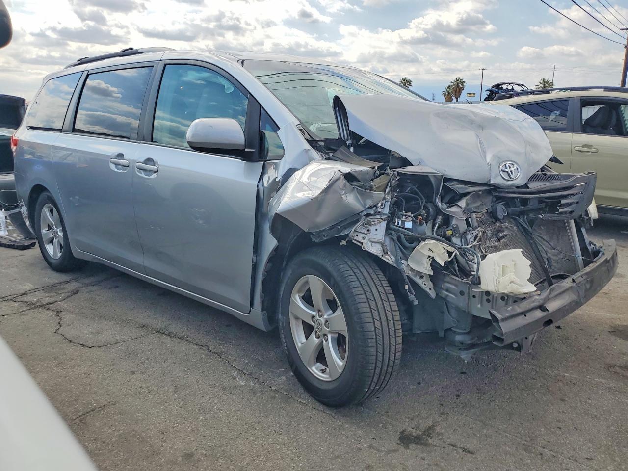 2014 Toyota Sienna Le - Фото 4