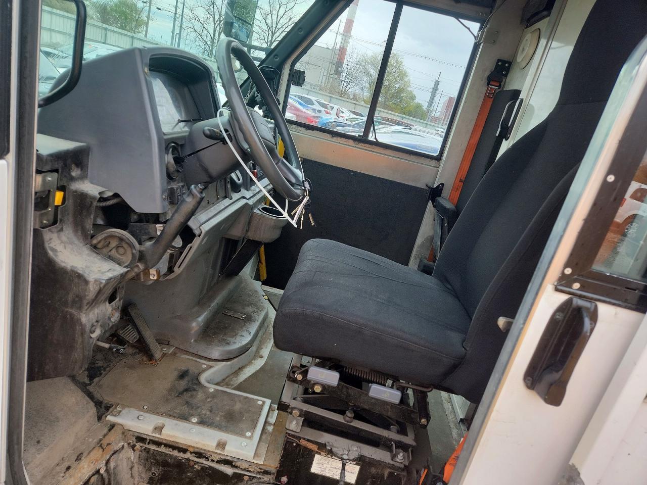 2018 Isuzu Npr Reach - Delivery Van - Фото 7