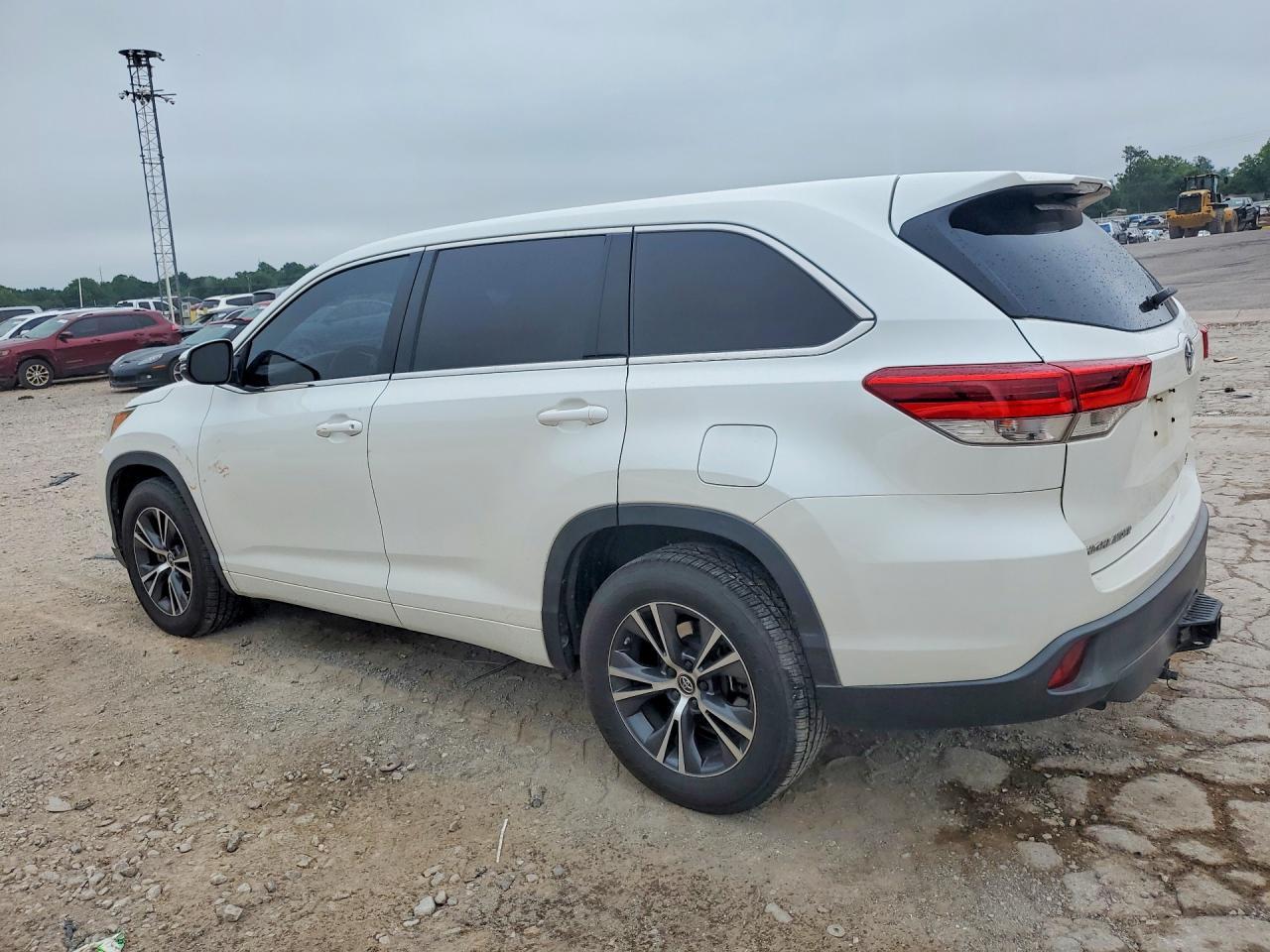 2017 Toyota Highlander Le - Image 2