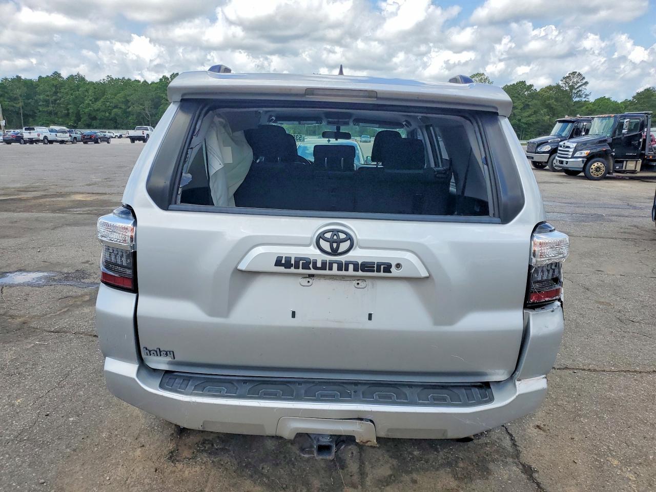2019 Toyota 4Runner Sr5 - Image 6