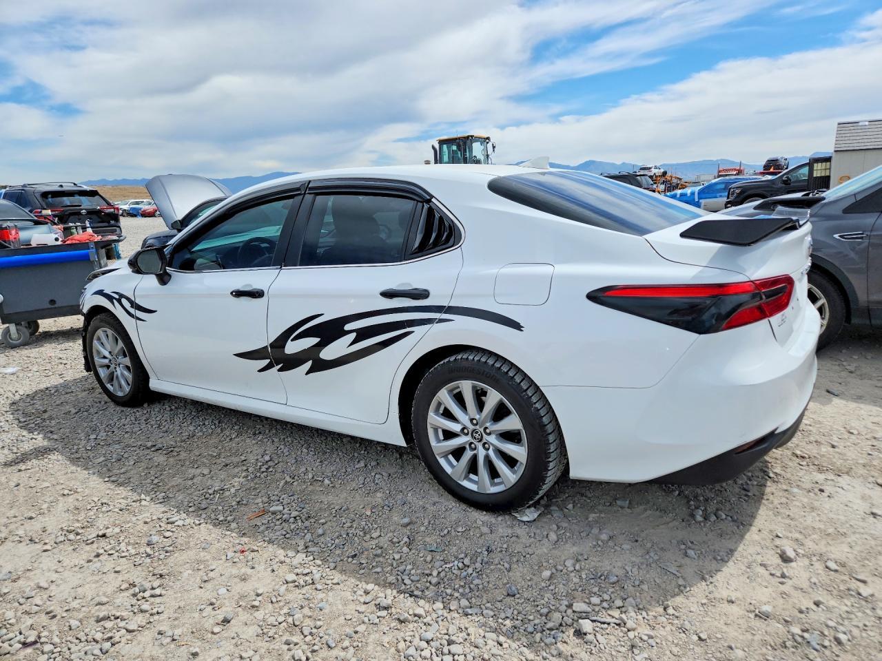 2020 Toyota Camry Le - Фото 2